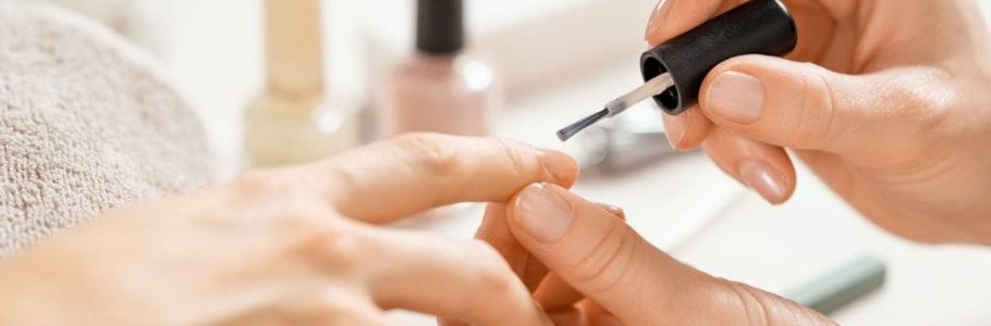 Okouzlující trendy v manikúře na přelomu jara a léta 2024