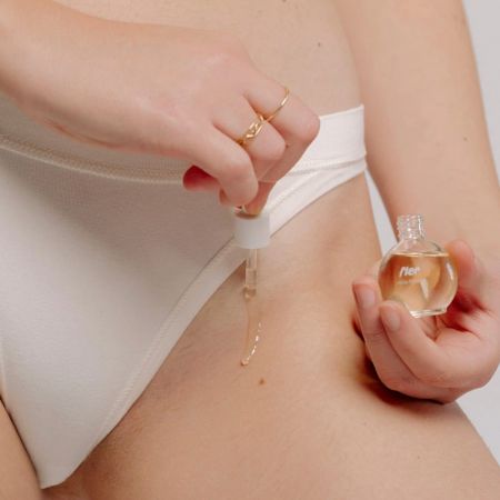 Fler kapky proti zárůstání chloupků a podráždění Hoily Drops s peelingovou rukavicí, 14ml