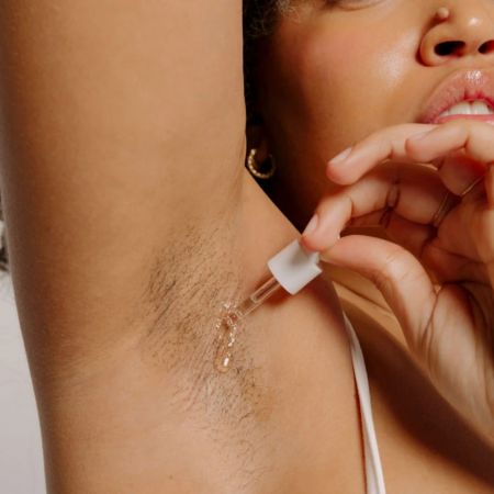 Fler kapky proti zárůstání chloupků a podráždění Hoily Drops s peelingovou rukavicí, 14ml