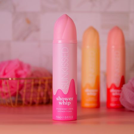Sunkissed šlehačková sprchová pěna Shower Whip Strawberry Swirl, 250ml