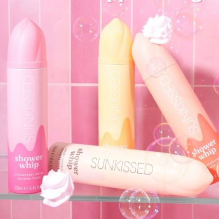 Sunkissed šlehačková sprchová pěna Shower Whip Strawberry Swirl, 250ml