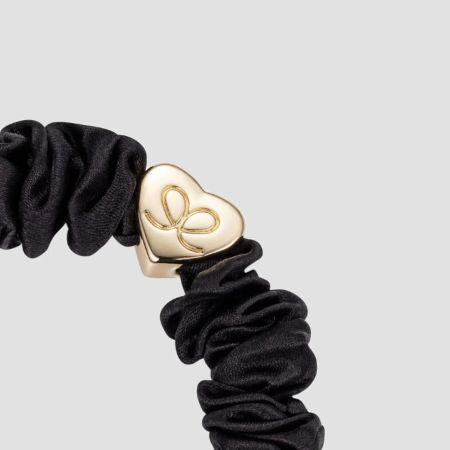 ByEloise gumička do vlasů Gold Heart Silk Scrunchie Black