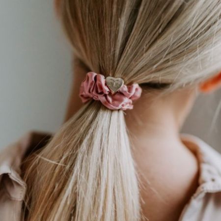 ByEloise gumička do vlasů Gold Heart Silk Scrunchie Champagne Pink
