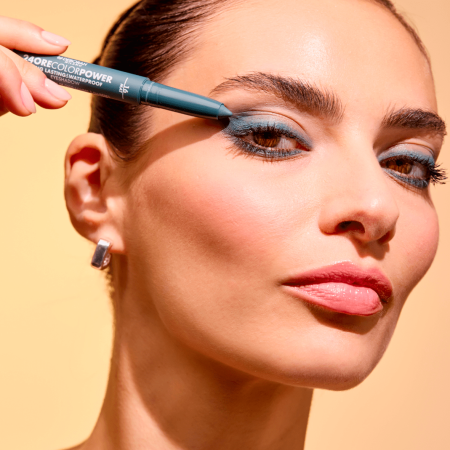 Deborah Milano matný vysouvací oční stín v tužce 24ore Color Power MAT, 1,4g