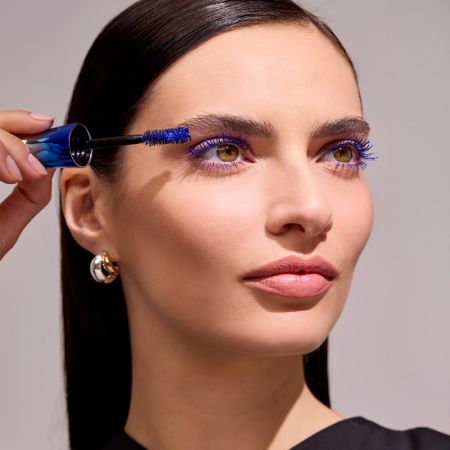 Deborah Milano modrá řasenka pro maximální objem řas s ceramidy, Electric Blue, 12ml