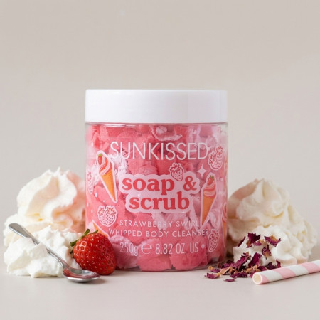 Sunkissed mýdlový peeling Soap & Scrub, Strawberry Swirl, 250g