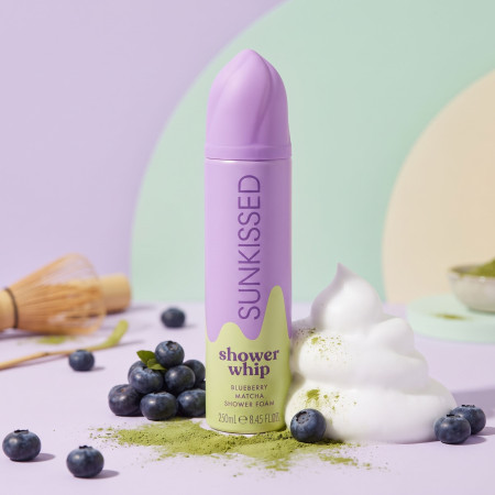 Sunkissed šlehačková sprchová pěna Shower Whip Blueberry Matcha, 250ml