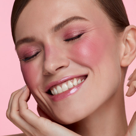 Deborah Milano krémová tvářenka v tyčince Easy Blush Stick, 5g